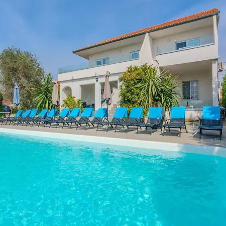 Seaside Getaway For 5 Zára