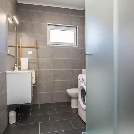 Seaside Getaway For 5 *