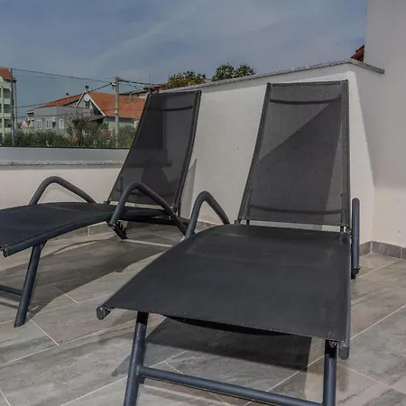 Seaside Getaway For 5 Semesterbostad Zadar